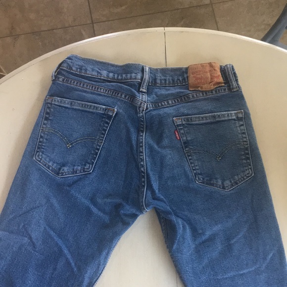 LEVI MEDIUM WASH JEANS - Picture 1 of 3